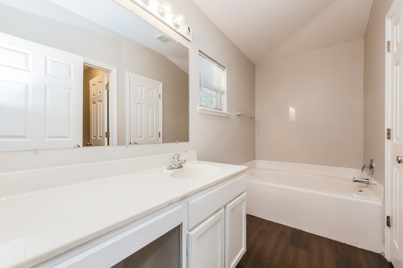 1,930/Mo, 10303 Frog Pond Dr Riverview, FL 33569 Main Bathroom View