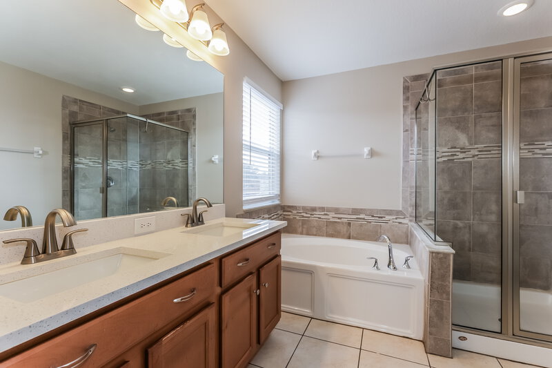 2,170/Mo, 10721 Shady Preserve Dr Riverview, FL 33579 Main Bathroom View