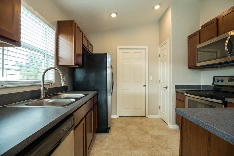 1,790/Mo, 7914 Princeton Manor Cir Lakeland, FL 33809 Kitchen View 2
