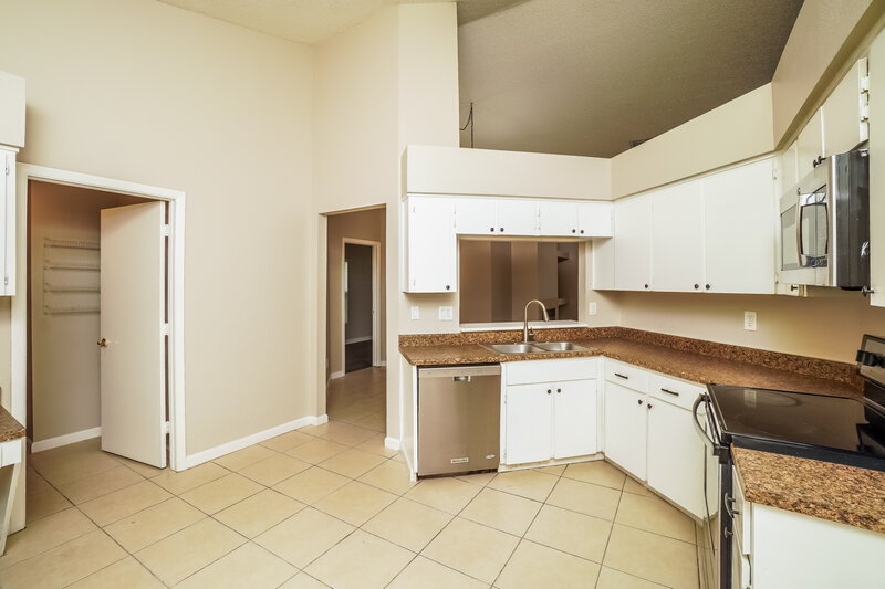 2,680/Mo, 11825 Snapdragon Rd Tampa, FL 33635 Kitchen View