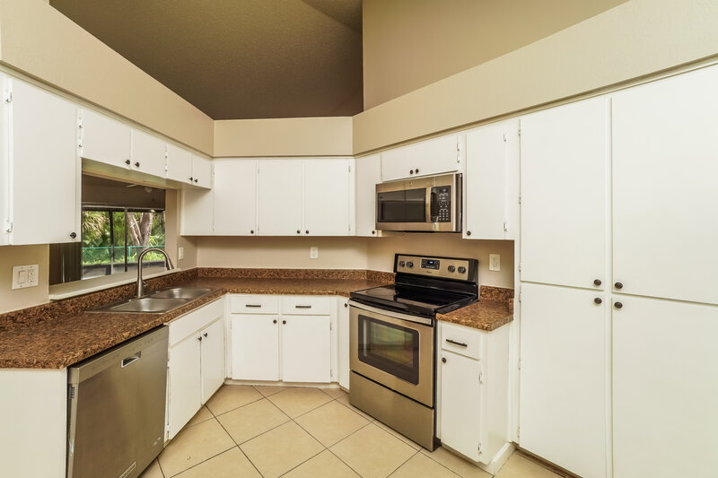 2,680/Mo, 11825 Snapdragon Rd Tampa, FL 33635 Kitchen View 2