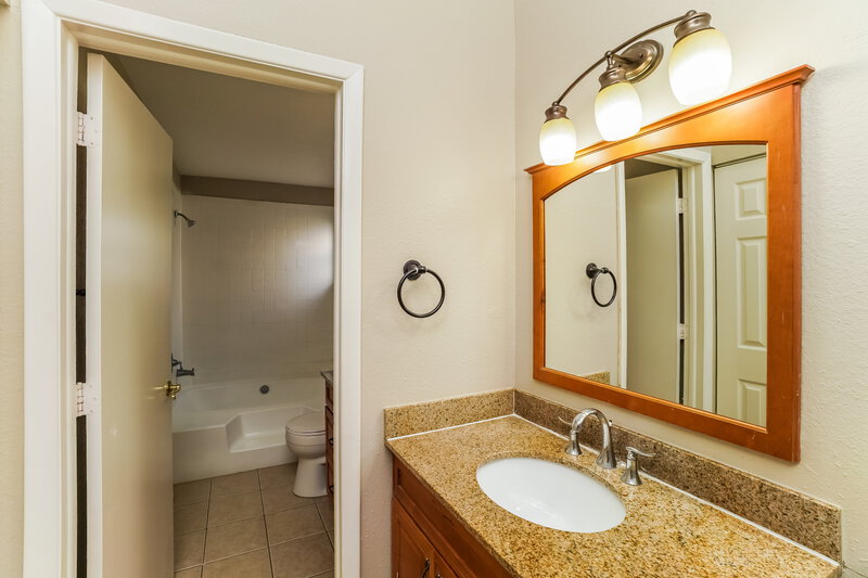 2,680/Mo, 11825 Snapdragon Rd Tampa, FL 33635 Main Bathroom View