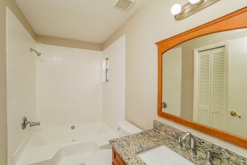 2,680/Mo, 11825 Snapdragon Rd Tampa, FL 33635 Main Bathroom View 2