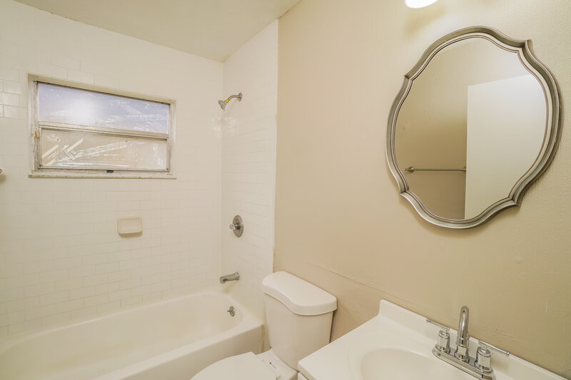 2,680/Mo, 11825 Snapdragon Rd Tampa, FL 33635 Bathroom View