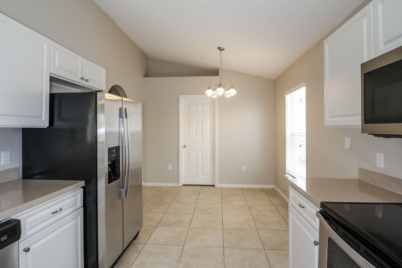 2,075/Mo, 12738 Lake Vista Dr Gibsonton, FL 33534 Kitchen View