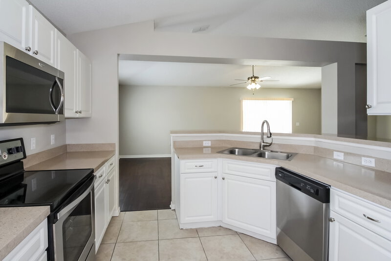 2,075/Mo, 12738 Lake Vista Dr Gibsonton, FL 33534 Kitchen View 2