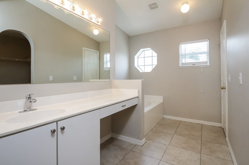 2,075/Mo, 12738 Lake Vista Dr Gibsonton, FL 33534 Master Bathroom View