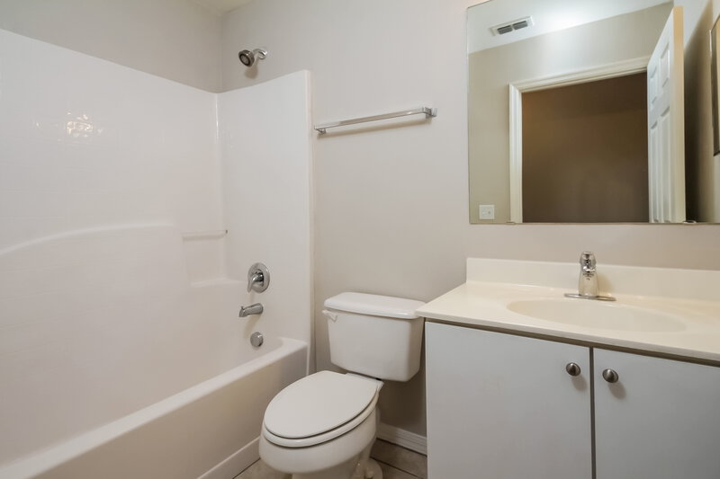2,075/Mo, 12738 Lake Vista Dr Gibsonton, FL 33534 Bathroom View