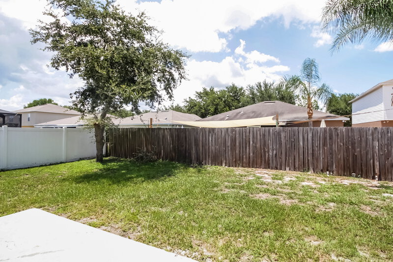 2,075/Mo, 12738 Lake Vista Dr Gibsonton, FL 33534 Rear View
