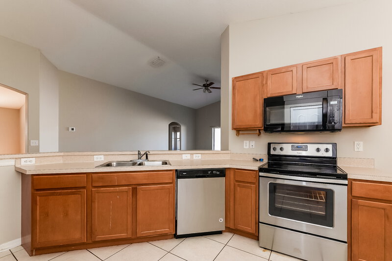 2,180/Mo, 10620 Shady Preserve Dr Riverview, FL 33579 Kitchen View 2