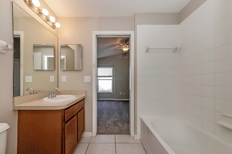 2,180/Mo, 10620 Shady Preserve Dr Riverview, FL 33579 Main Bathroom View