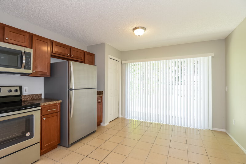 2,065/Mo, 8710 Morrison Oaks Ct Temple Terrace, FL 33637 Kitchen View 2