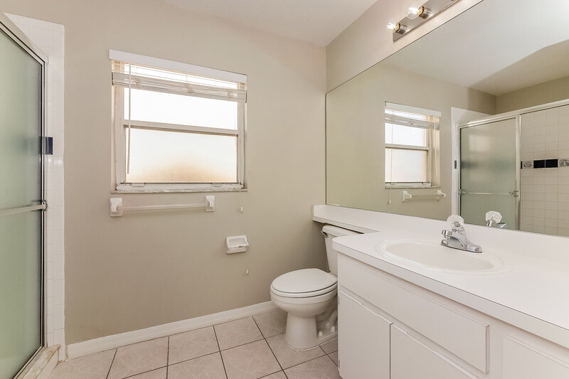 1,775/Mo, 208 Lookout Dr Apollo Beach, FL 33572 Main Bathroom View