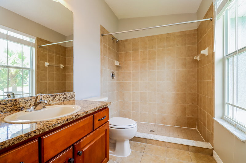 3,670/Mo, 6127 Parkside Meadow Dr Tampa, FL 33625 Main Bathroom View