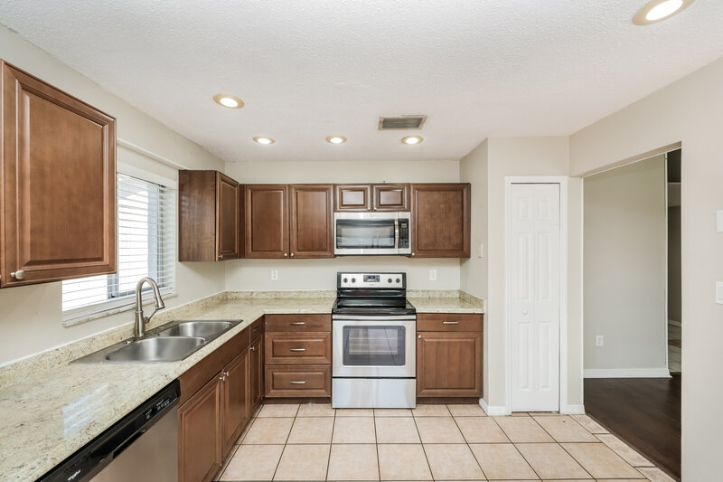 2,340/Mo, 1228 Tuxford Dr Brandon, FL 33511 Kitchen View