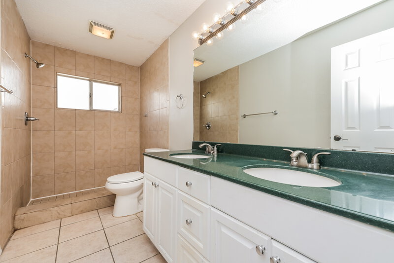 2,340/Mo, 1228 Tuxford Dr Brandon, FL 33511 Main Bathroom View
