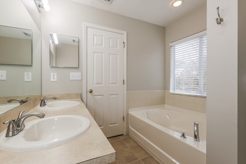 0/Mo, 3128 Royal Tuscan Ln Valrico, FL 33594 Main Bathroom View