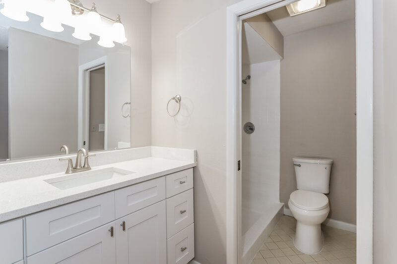 2,685/Mo, 11504 Robles del Rio Pl Temple Terrace, FL 33617 Main Bathroom View