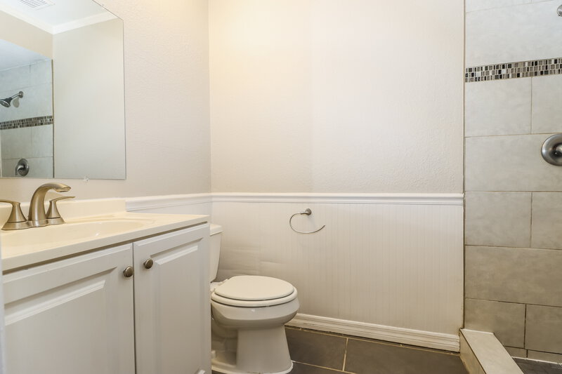 0/Mo, 4243 Tall Oak Ln New Port Richey, FL 34653 Main Bathroom View