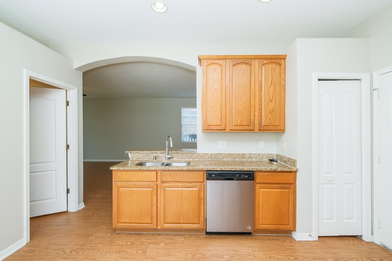 2,225/Mo, 8564 Deer Chase Dr Riverview, FL 33578 Kitchen View 2