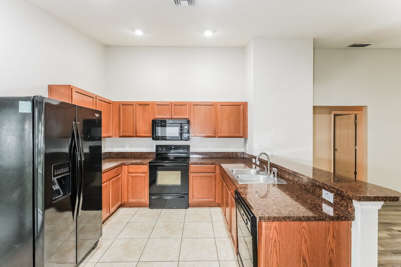 1,920/Mo, 5059 Belmont Park Ln Mulberry, FL 33860 Kitchen View 2