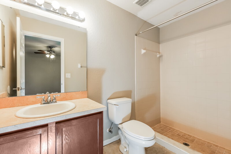 1,920/Mo, 5059 Belmont Park Ln Mulberry, FL 33860 Main Bathroom View
