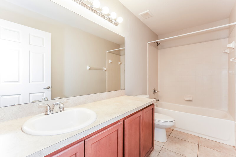 1,920/Mo, 5059 Belmont Park Ln Mulberry, FL 33860 Bathroom View