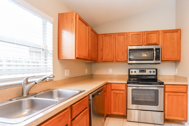 2,475/Mo, 13224 Early Run Ln Riverview, FL 33578 Kitchen View 2