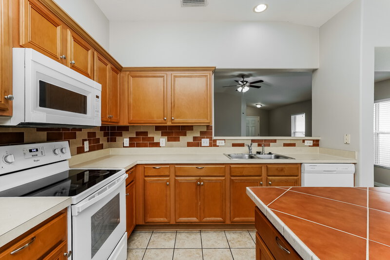 2,115/Mo, 10616 Dawns Light Dr Riverview, FL 33578 Kitchen View 2