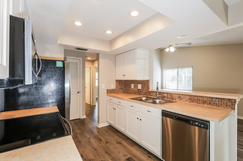 2,730/Mo, 40 Wicklow Cir Palm Harbor, FL 34683 Kitchen View 2
