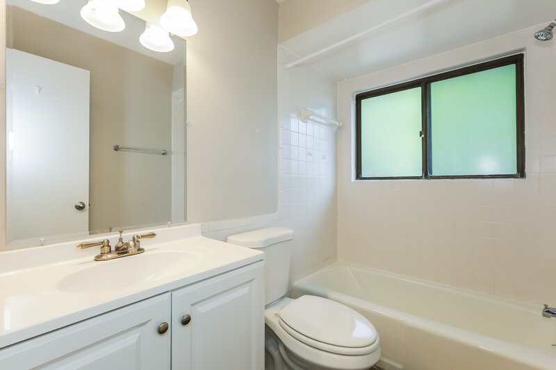 2,730/Mo, 40 Wicklow Cir Palm Harbor, FL 34683 Bathroom View