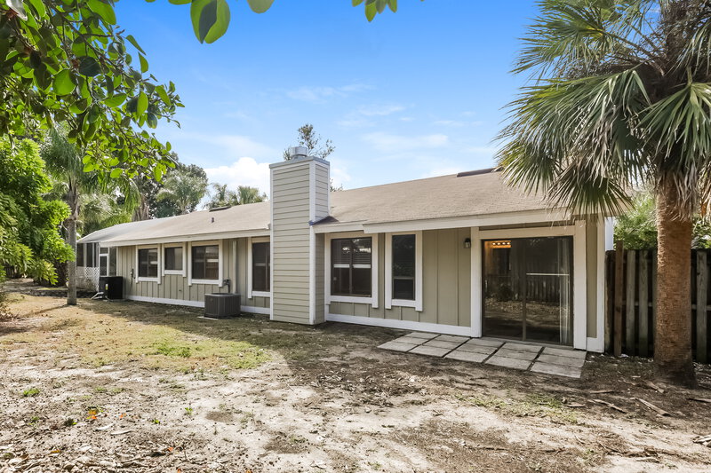 2,730/Mo, 40 Wicklow Cir Palm Harbor, FL 34683 Rear View