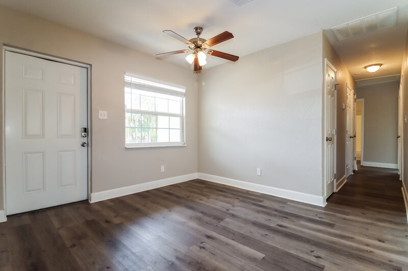 2,595/Mo, 4501 Indianapolis St NE Saint Petersburg, FL 33703 Living Room View