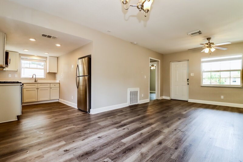 2,595/Mo, 4501 Indianapolis St NE Saint Petersburg, FL 33703 Living Room View 2