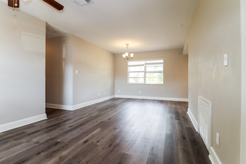 2,595/Mo, 4501 Indianapolis St NE Saint Petersburg, FL 33703 Living Room View 3