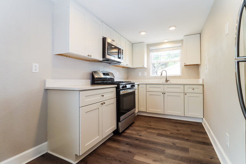 2,595/Mo, 4501 Indianapolis St NE Saint Petersburg, FL 33703 Kitchen View