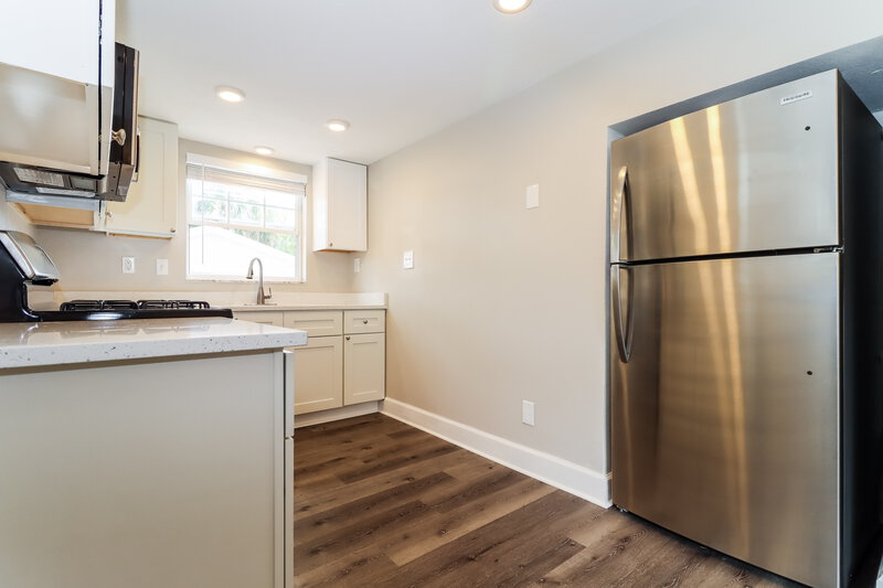 2,595/Mo, 4501 Indianapolis St NE Saint Petersburg, FL 33703 Kitchen View 2