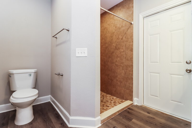 2,595/Mo, 4501 Indianapolis St NE Saint Petersburg, FL 33703 Main Bathroom View