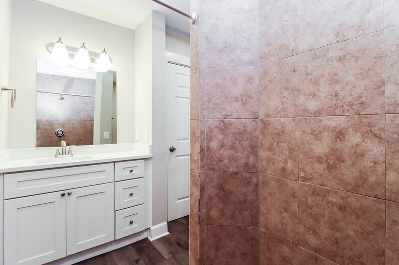 2,595/Mo, 4501 Indianapolis St NE Saint Petersburg, FL 33703 Main Bathroom View 2