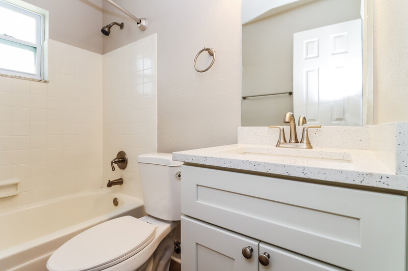 2,595/Mo, 4501 Indianapolis St NE Saint Petersburg, FL 33703 Bathroom View