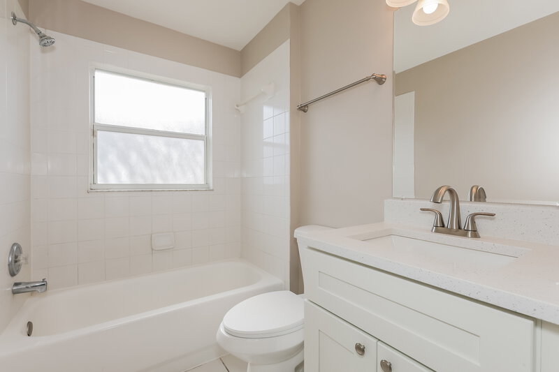 2,310/Mo, 9031 Egret Cove Cir Riverview, FL 33578 Bathroom View 2