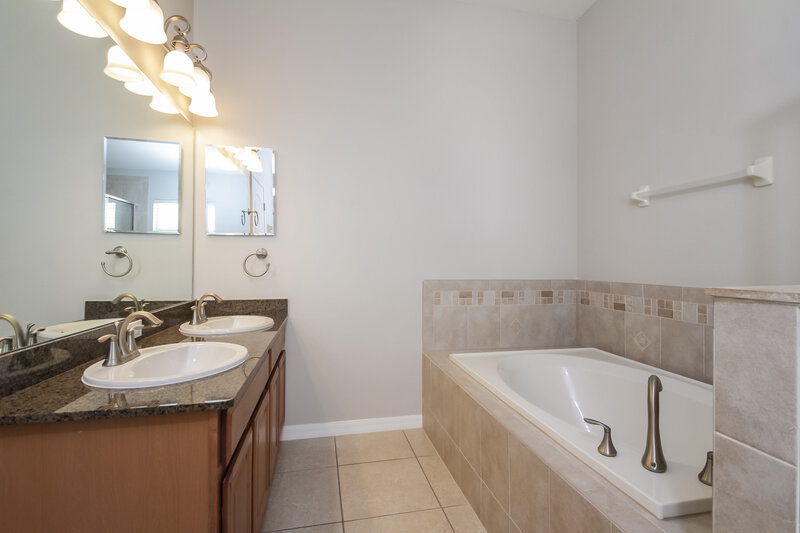 2,410/Mo, 11611 Addison Chase Dr Riverview, FL 33579 Master Bathroom View