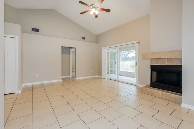 2,050/Mo, 366 Vineyard Dr Lakeland, FL 33809 Living Room View 2