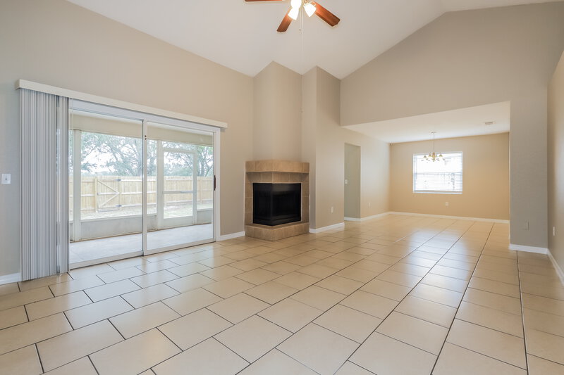 2,050/Mo, 366 Vineyard Dr Lakeland, FL 33809 Living Room View 3