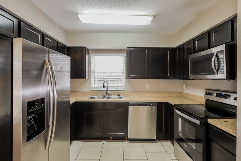 2,050/Mo, 366 Vineyard Dr Lakeland, FL 33809 Kitchen View
