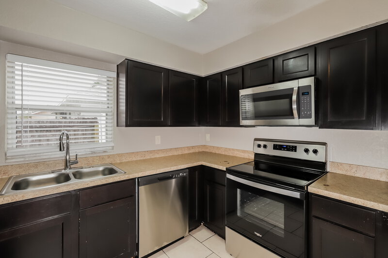 2,050/Mo, 366 Vineyard Dr Lakeland, FL 33809 Kitchen View 2