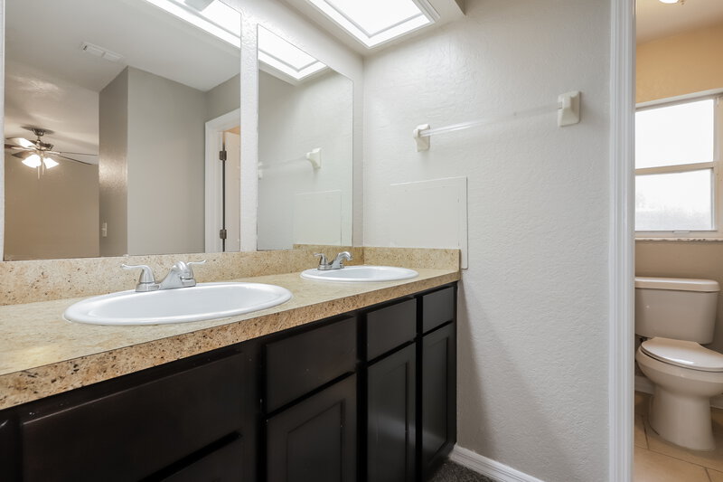 2,050/Mo, 366 Vineyard Dr Lakeland, FL 33809 Main Bathroom View