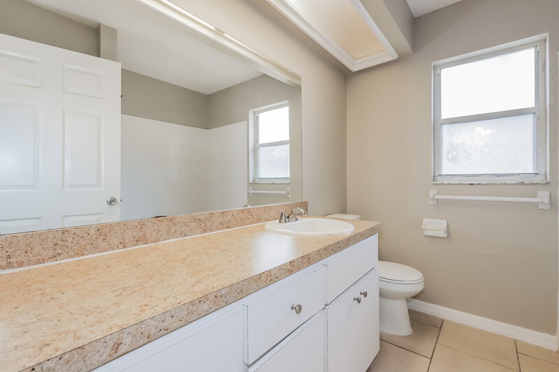 2,050/Mo, 366 Vineyard Dr Lakeland, FL 33809 Bathroom View