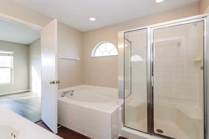 2,580/Mo, 11351 Calgary Cir Tampa, FL 33624 Main Bathroom View 2