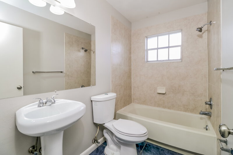 1,770/Mo, 12547 Eddington Rd Spring Hill, FL 34609 Main Bathroom View